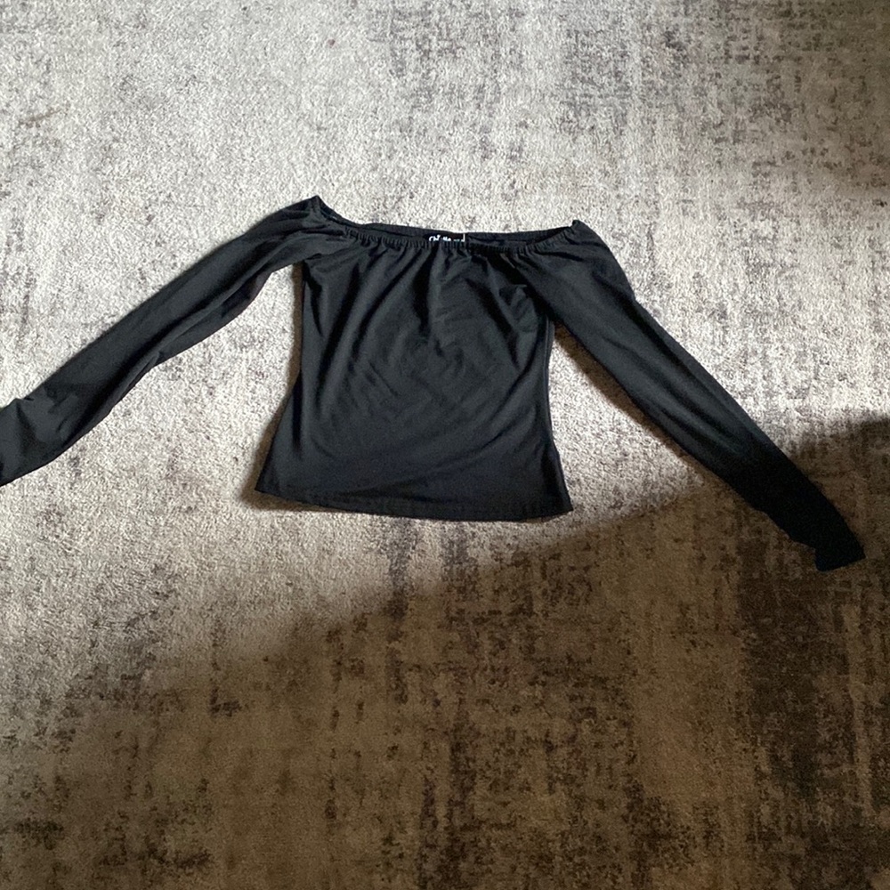 A black longs sleeve  shirt